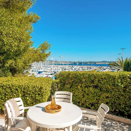 Pierre & Le Port 2*