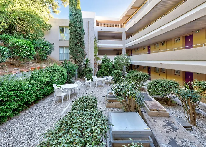 Aparthotel Pierre & Le Port Bandol