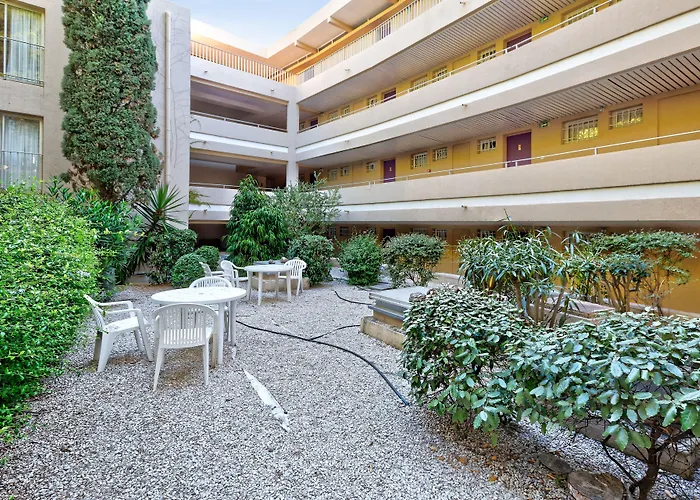 Pierre & Le Port Aparthotel 2*